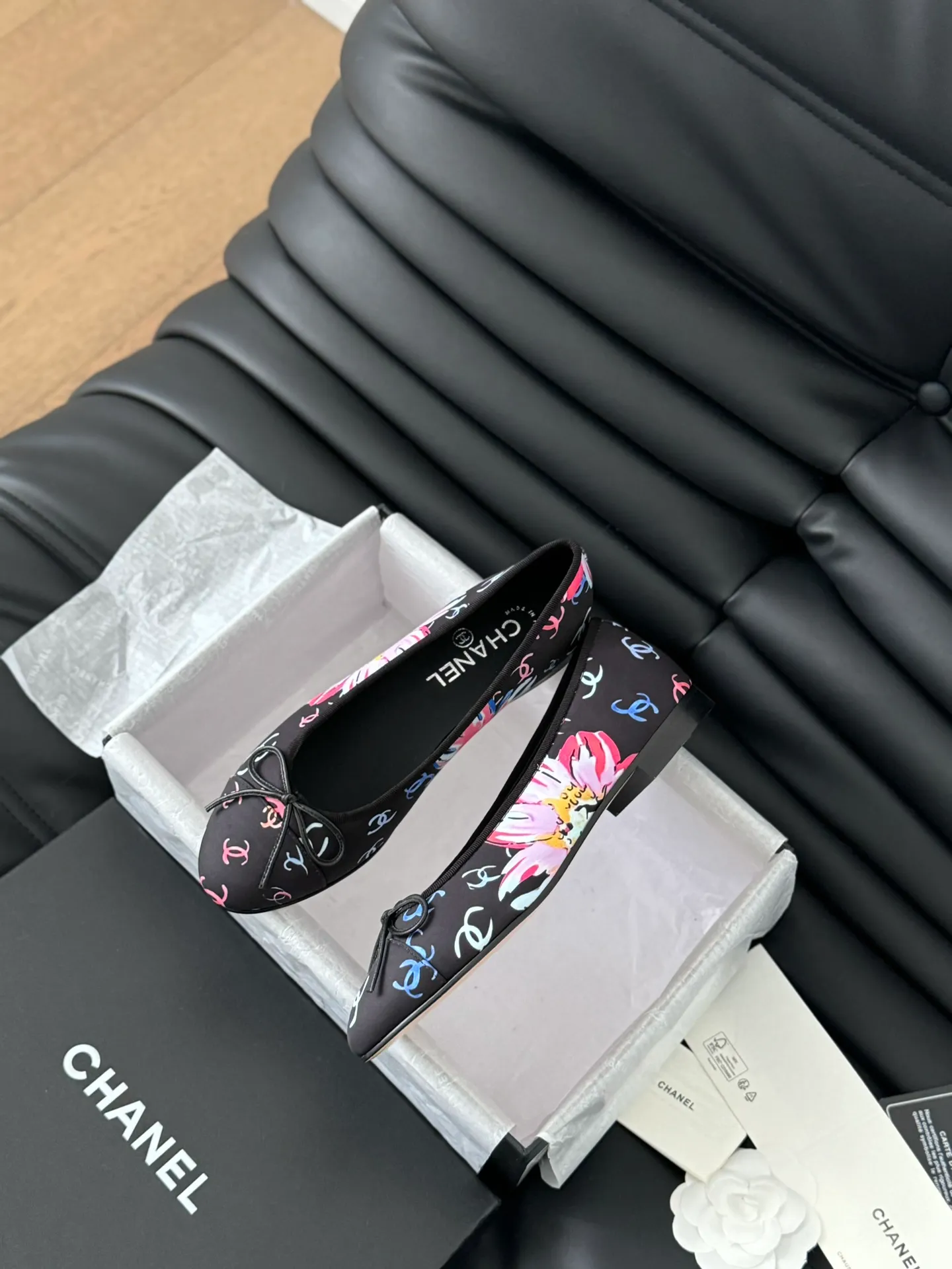 👟👟Ex-factory price 480👟👟 Purchasing-grade Chanel new color ballet shoes, original 1:1 replica, a classic among classics, perfect whether paired with trousers or skirts. The small round toe design is very good at modifying the foot shape, a must-have for little fairies! Heel height: 2.5cm Size: 35-41 (40/41/42/43 customized, non-refundable)